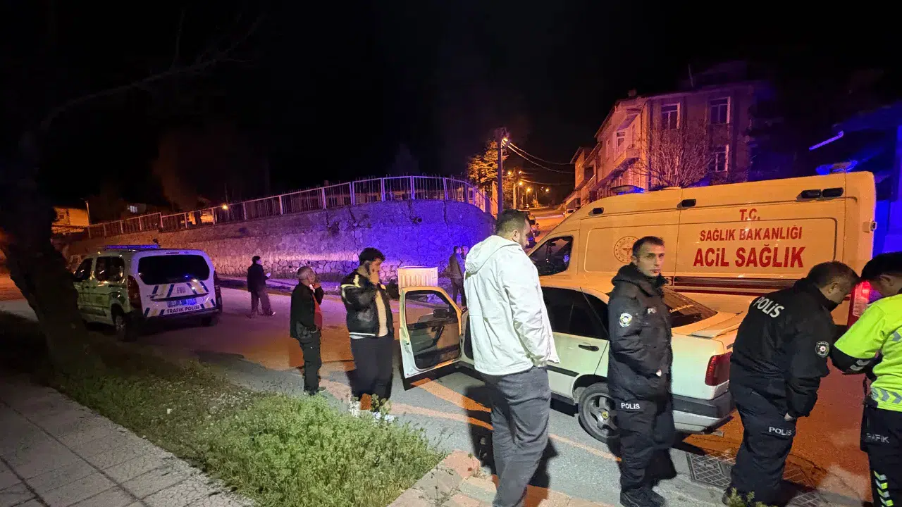 Tosya’da kendilerini uyaran kişiyi darp eden şüpheliler otomobili bırakıp kaçtı