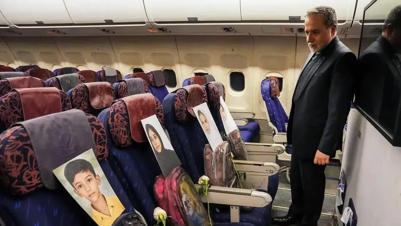 Pakistan'a giden İran heyetinin uçağına, Minab'daki saldırısında ölen çocukların fotoğrafları konuldu