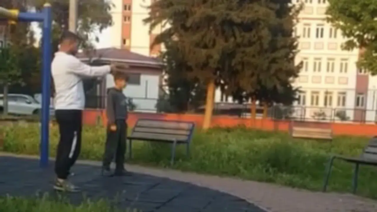 Adana'da parkta skandal görüntüler : Çocuğa oyuncak silahla atış talimi yaptırdı