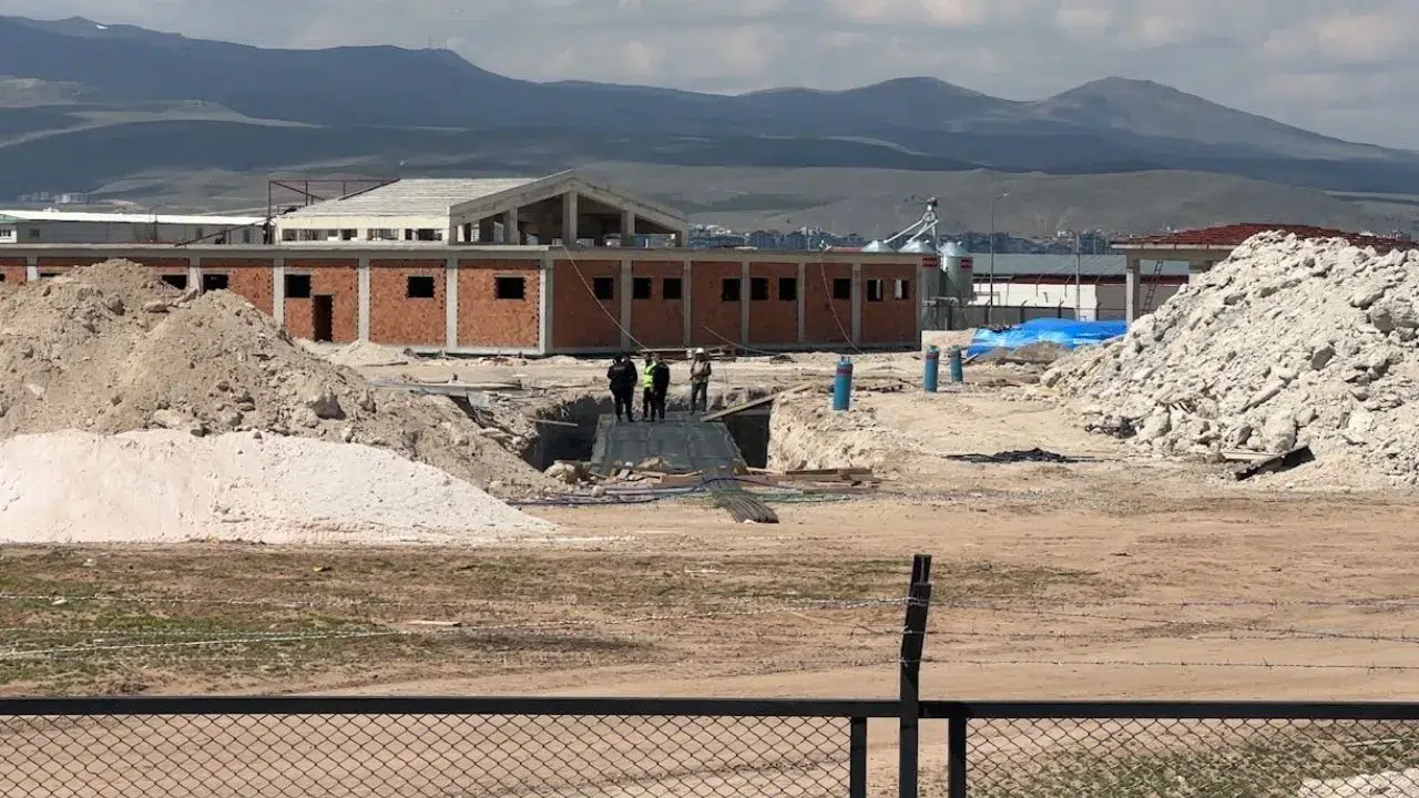 Niğde'de cezaevi şantiyesinde kaza : Yüksekten düşen işçi hastaneye kaldırıldı