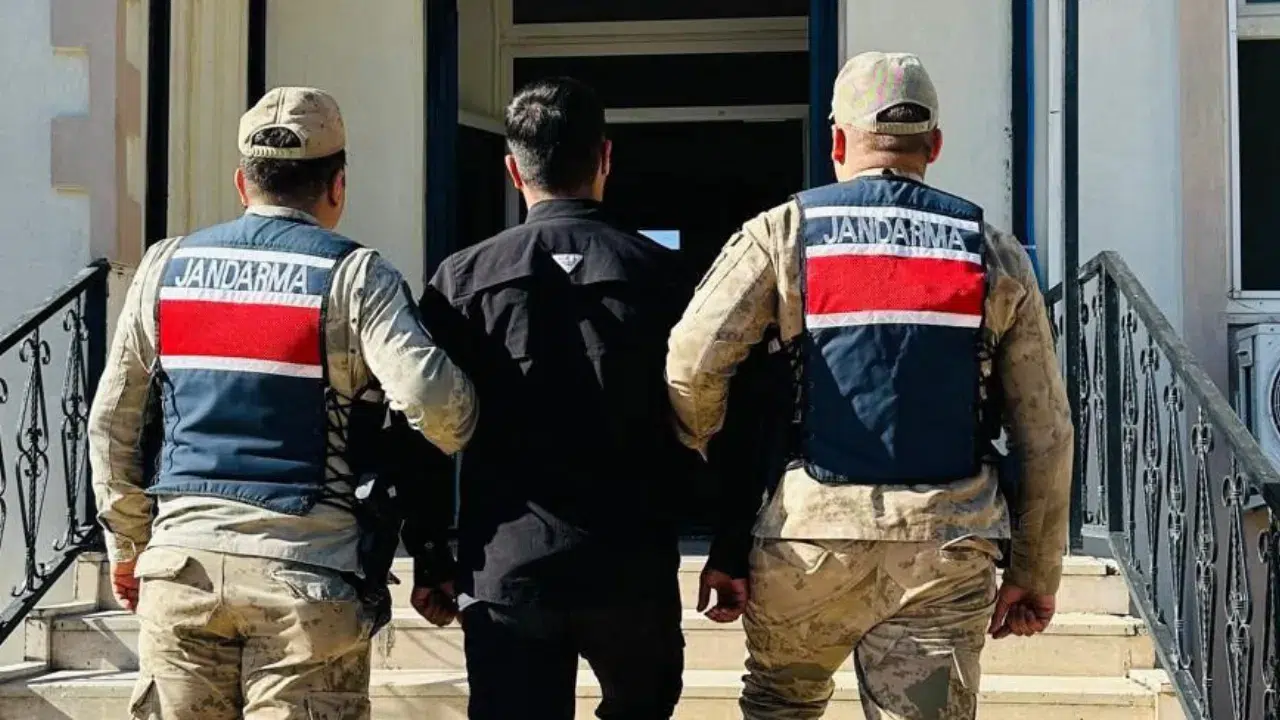 Şanlıurfa’da jandarma operasyonu : Kesinleşmiş hapis cezası bulunan 2 şahıs yakalandı