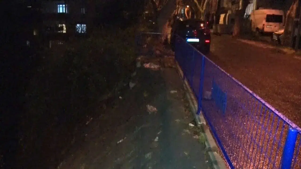 İstanbul Sarıyer'de 3 yıl önce kaldırım çöktü : Belediyenin müdahale etmediği iddia edildi
