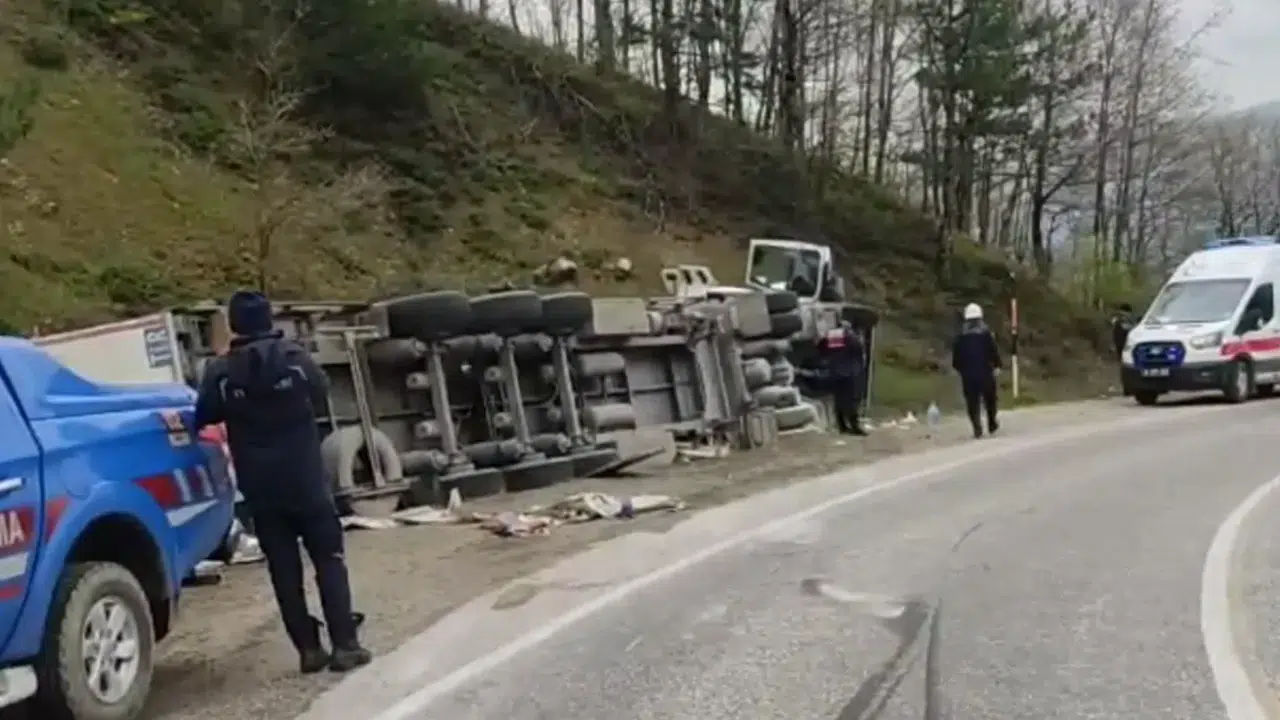 Bursa İnegöl'de su yüklü tır yamaca devrildi : 1 yaralı