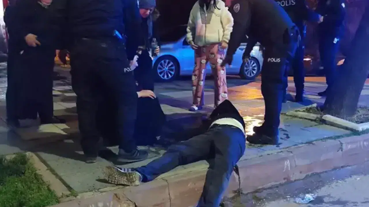 Aksaray’da sokak ortasında 'yan bakma' kavgası : 2 kardeş ve anneleri yaralandı