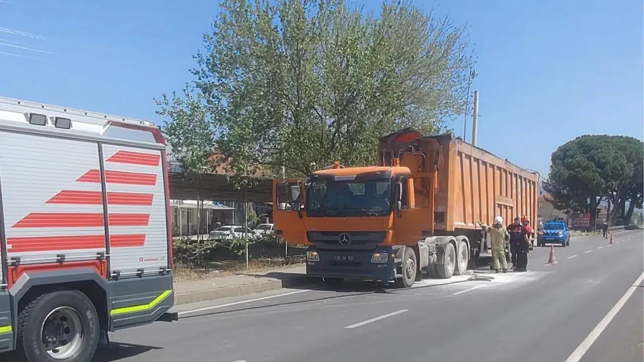 İzmir Bayındır’da belediyeye ait atık taşıma kamyonu alev aldı