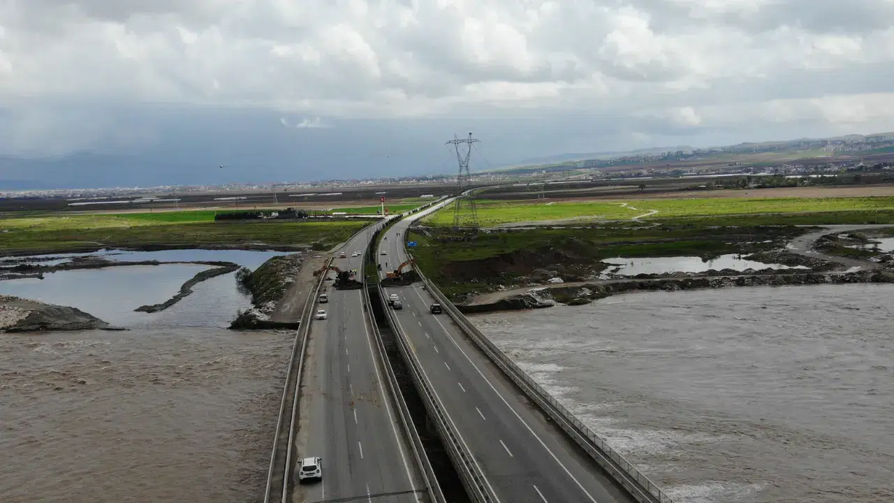 Batman'da sağanak etkisi : Yol çöktü, ulaşım kapatıldı