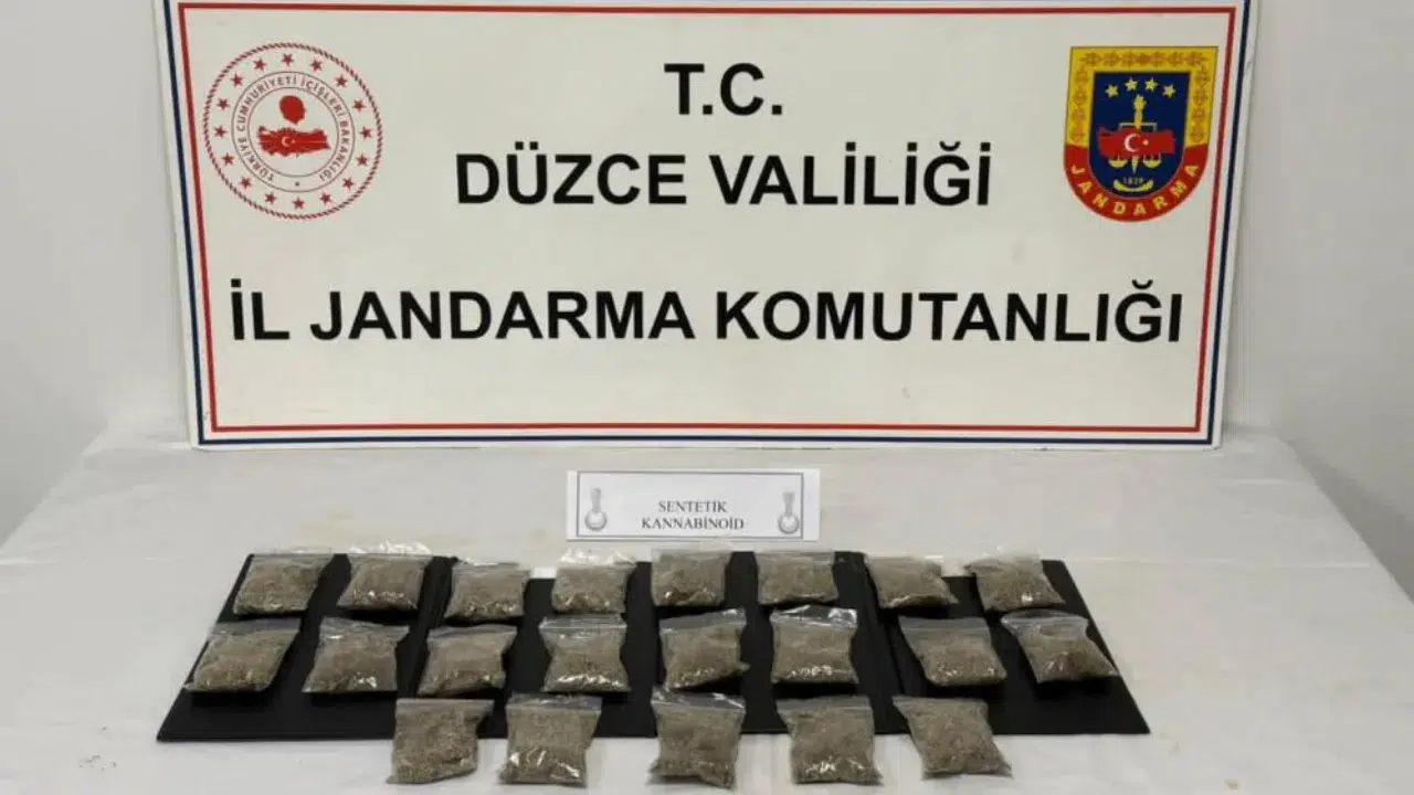 Düzce'de zehir tacirine opersyon : Uyuşturucu maddelerini paketlerken yakalandı