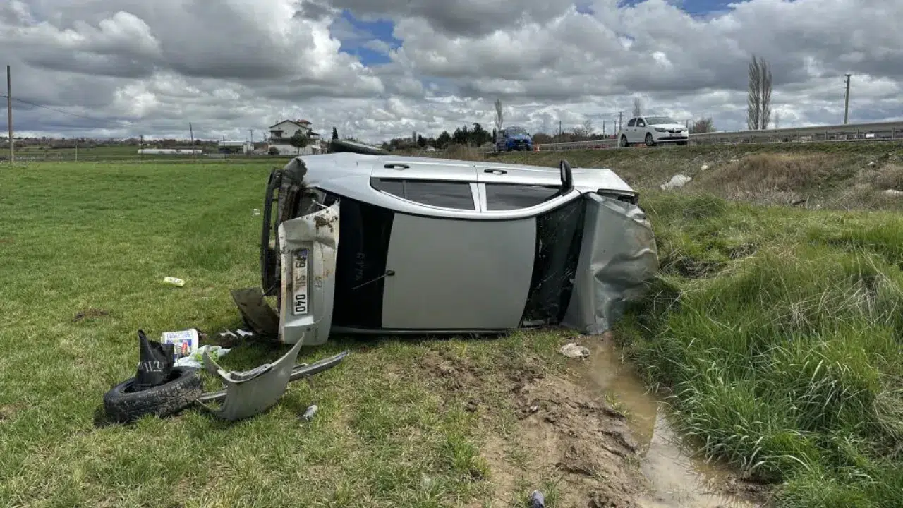 Uşak'ta otomobil tarlaya devrildi : 4 yaralı