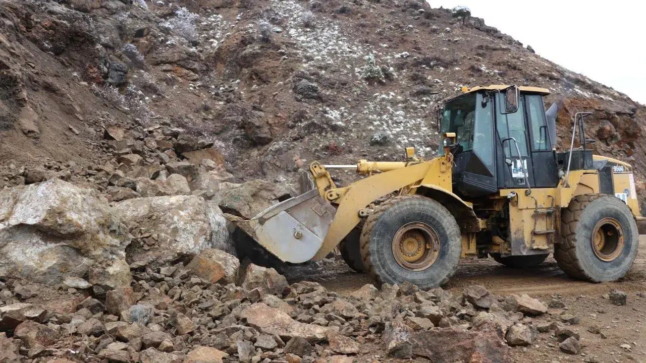 Erzurum Oltu'da heyelan koptu : Dev kayalar yolu kapattı