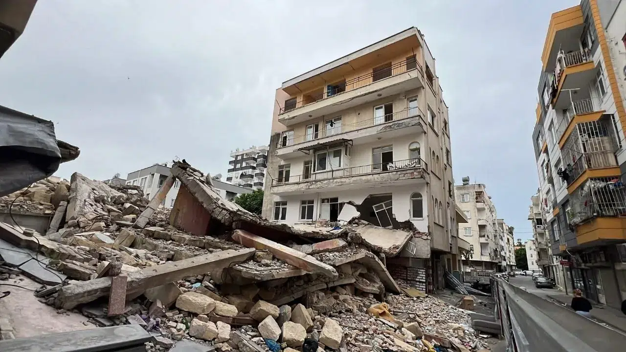 Mersin'de müteahhit mağduriyeti : Kontrollü bina yıkımında yan evi de yıktılar