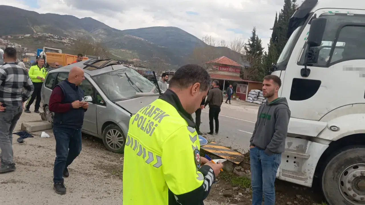 Osmaniye'de tır ile araç çarpıştı : Sürücü yaralandı