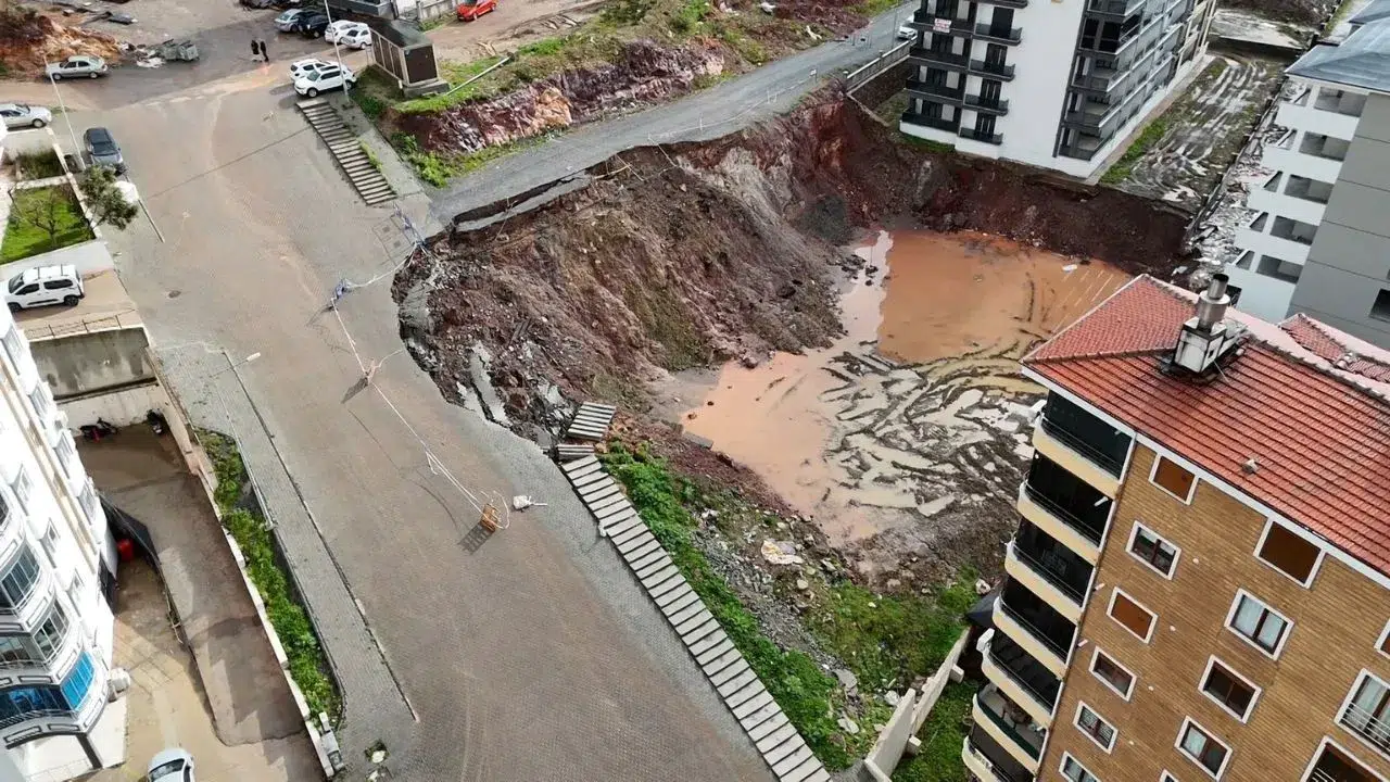Balıkesir'de inşaat alanında panik ! Yağmur toprağı yumuşattı , göçük oluştu