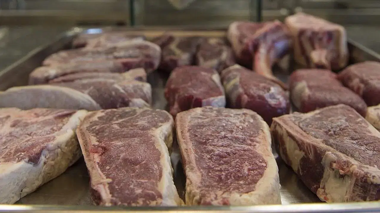 Antalya'daki bir kasapta şok eden görüntüler ortaya çıktı : Bozulmuş 55 kilogram et ele geçirildi