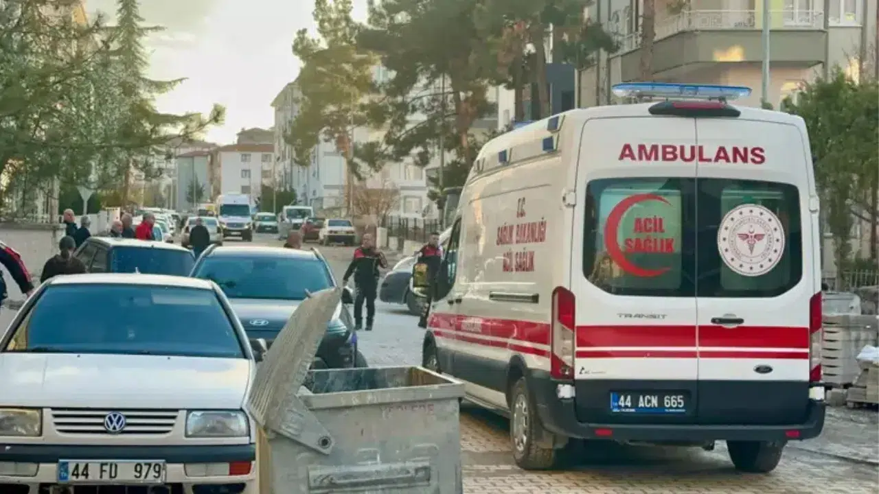 Malatya'da bıçaklı kavga : Baba ve oğlu yaralandı