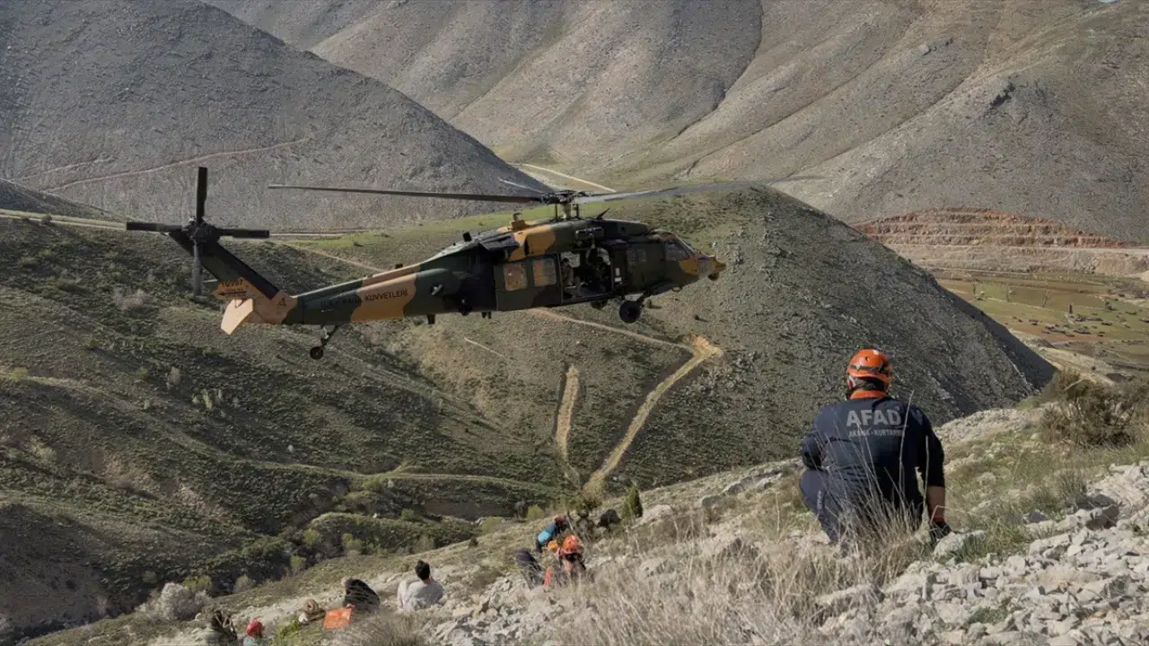 Adıyaman'da dağda mahsur kalan adam, askeri helikopterle kurtarıldı