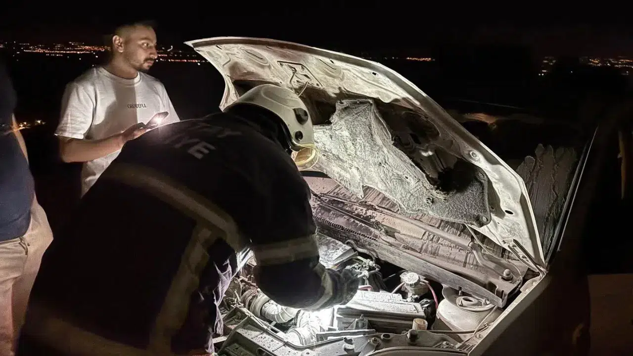 Hatay'da seyir halindeki araç alevlere teslim oldu