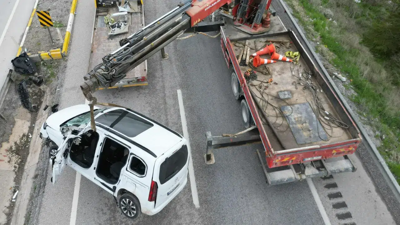 Afyonkarahisar’da feci kaza : Refüje girip yan yatan araçta 1 ölü, 2 yaralı