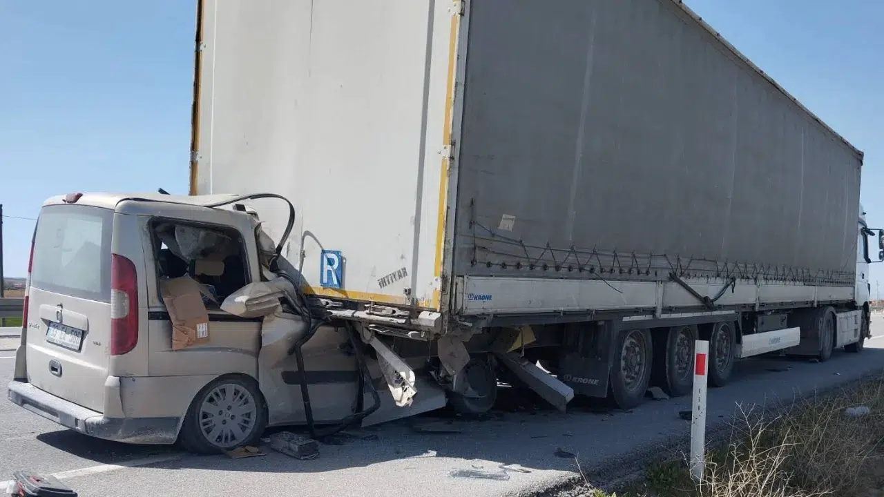 Karaman’da hafif ticari araç tıra arkadan çarptı : 1 ağır yaralı
