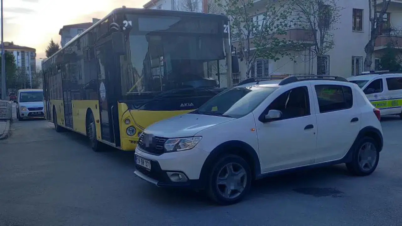 Çorum'da halk otobüsü ile otomobil çarpıştı : 4 yaralı