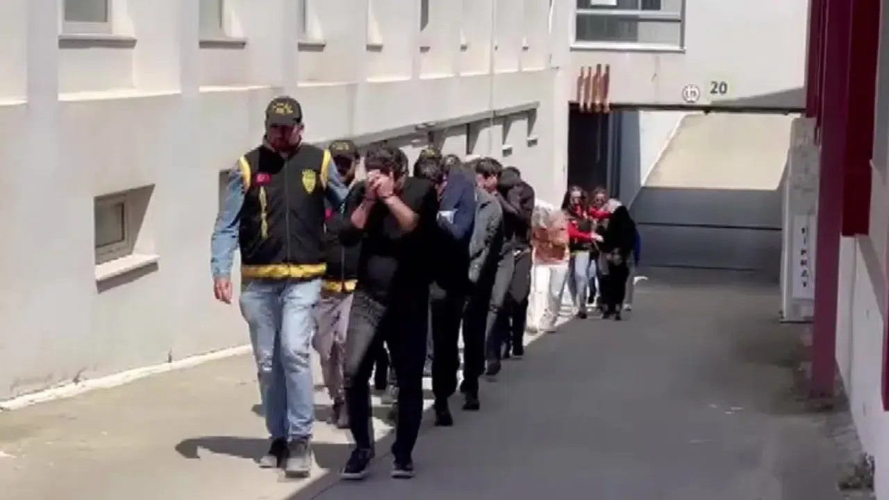 Adana'da fuhuş operasyonu : 12 kişi tutuklandı, 9 kadın kurtarıldı