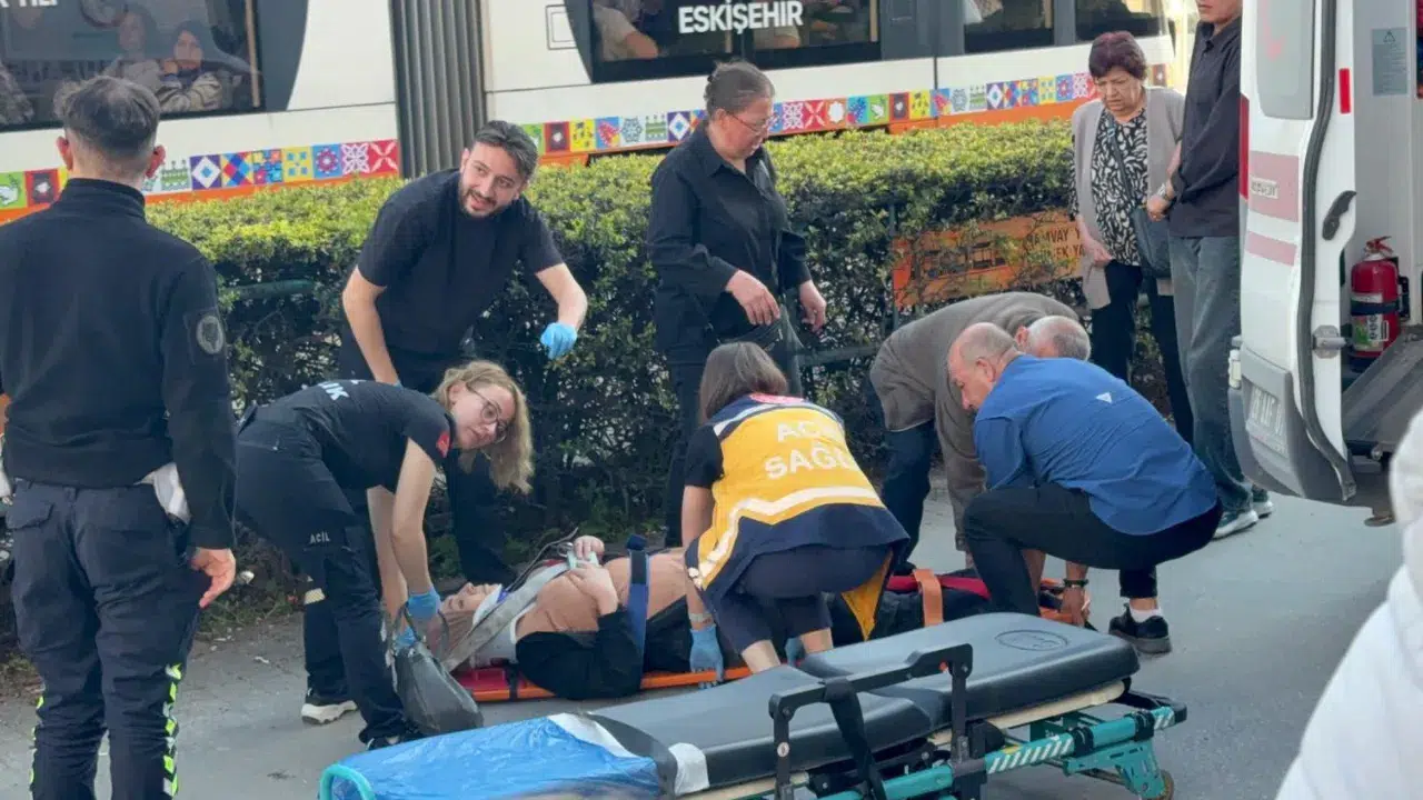 Eskişehir'de kaldırımda geri manevra yapan araç yayayı ezdi