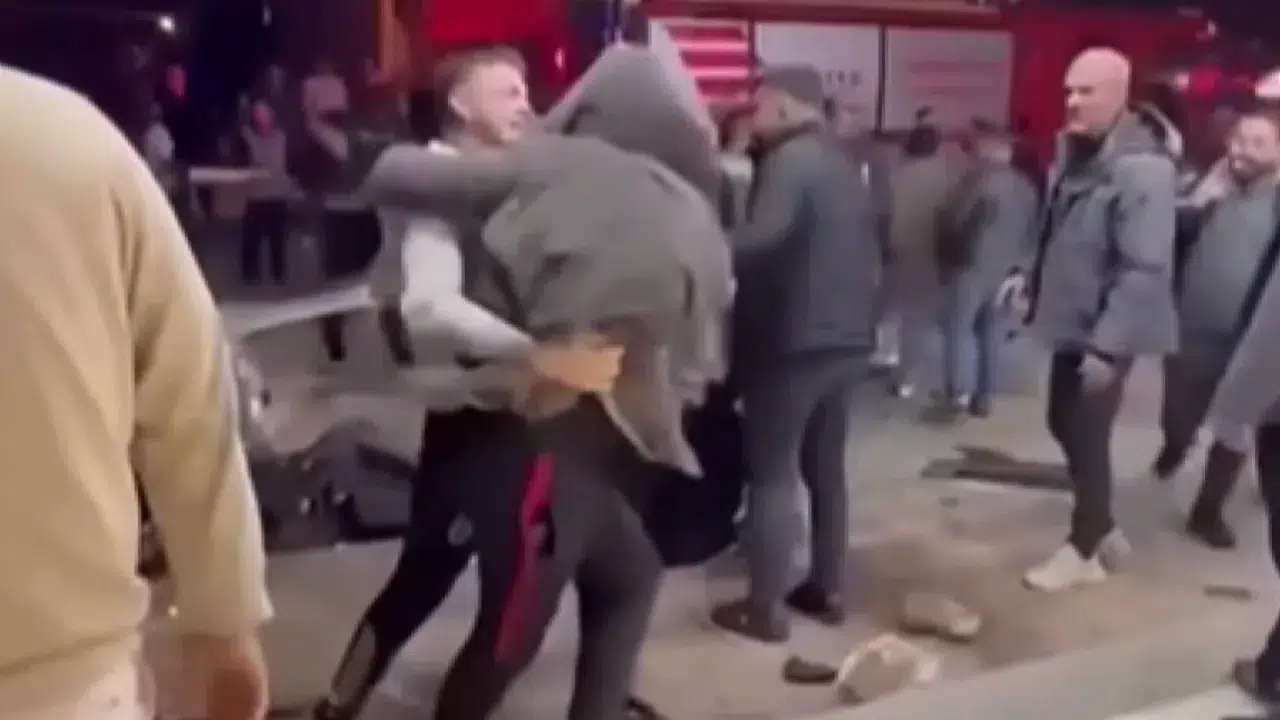 Hatay’da kaza sonrası meydan savaşı gibi kavga : Yaralı yakınları birbirine saldırdı