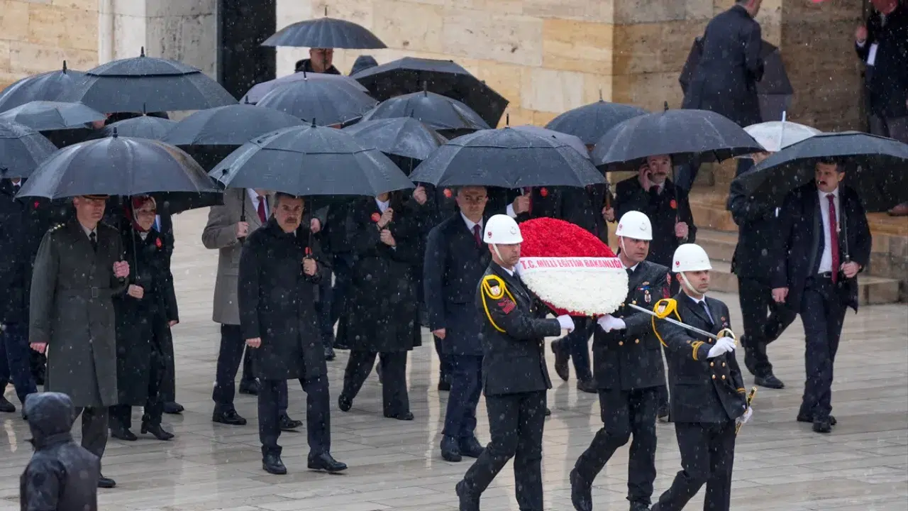 Bakan Tekin, 23 Nisan Ulusal Egemenlik ve Çocuk Bayramı nedeniyle Anıtkabir'i ziyarette bulundu