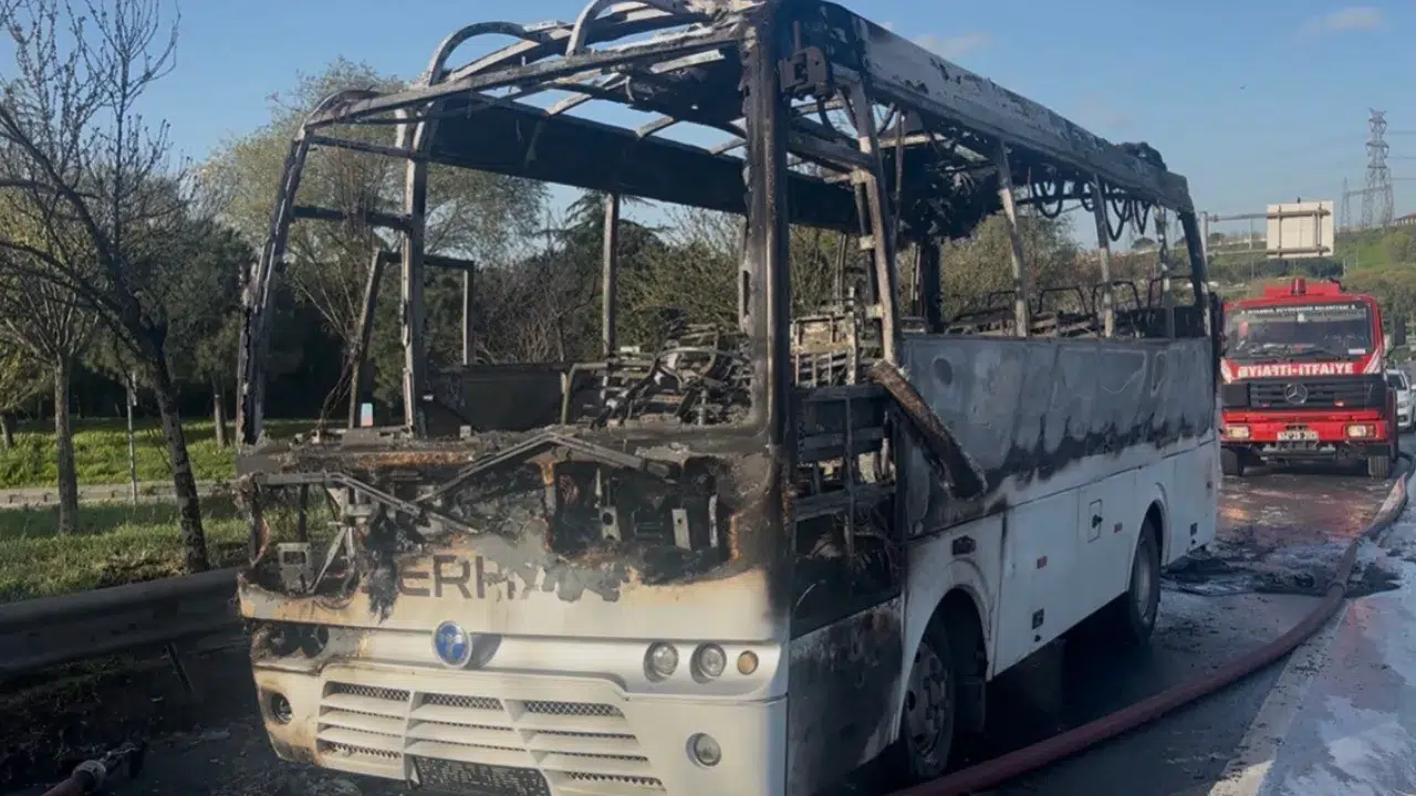 Bayrampaşa’da seyir halindeki minibüs alev alev yandı