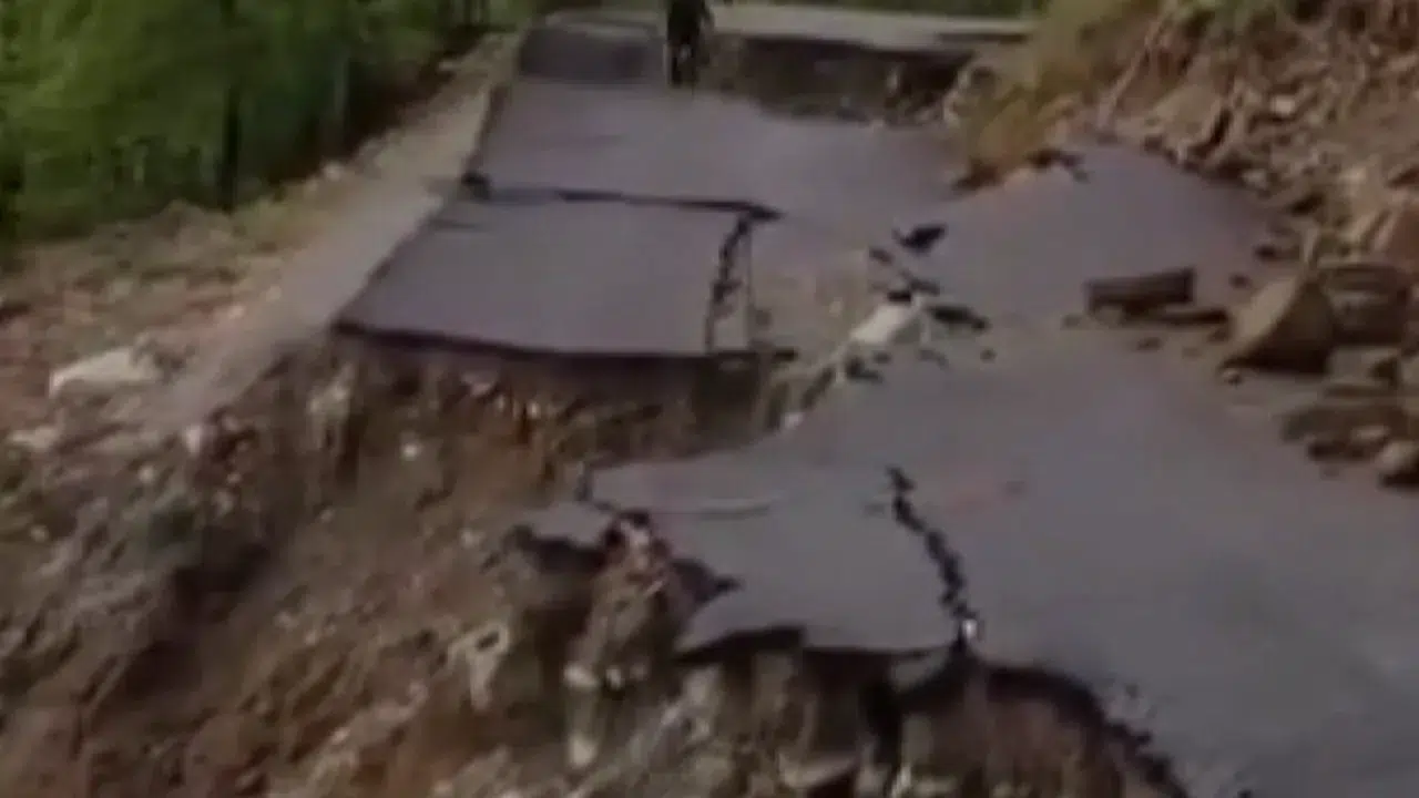 Sinop Ayancık’ta heyelan : Grup yolu ulaşıma kapandı