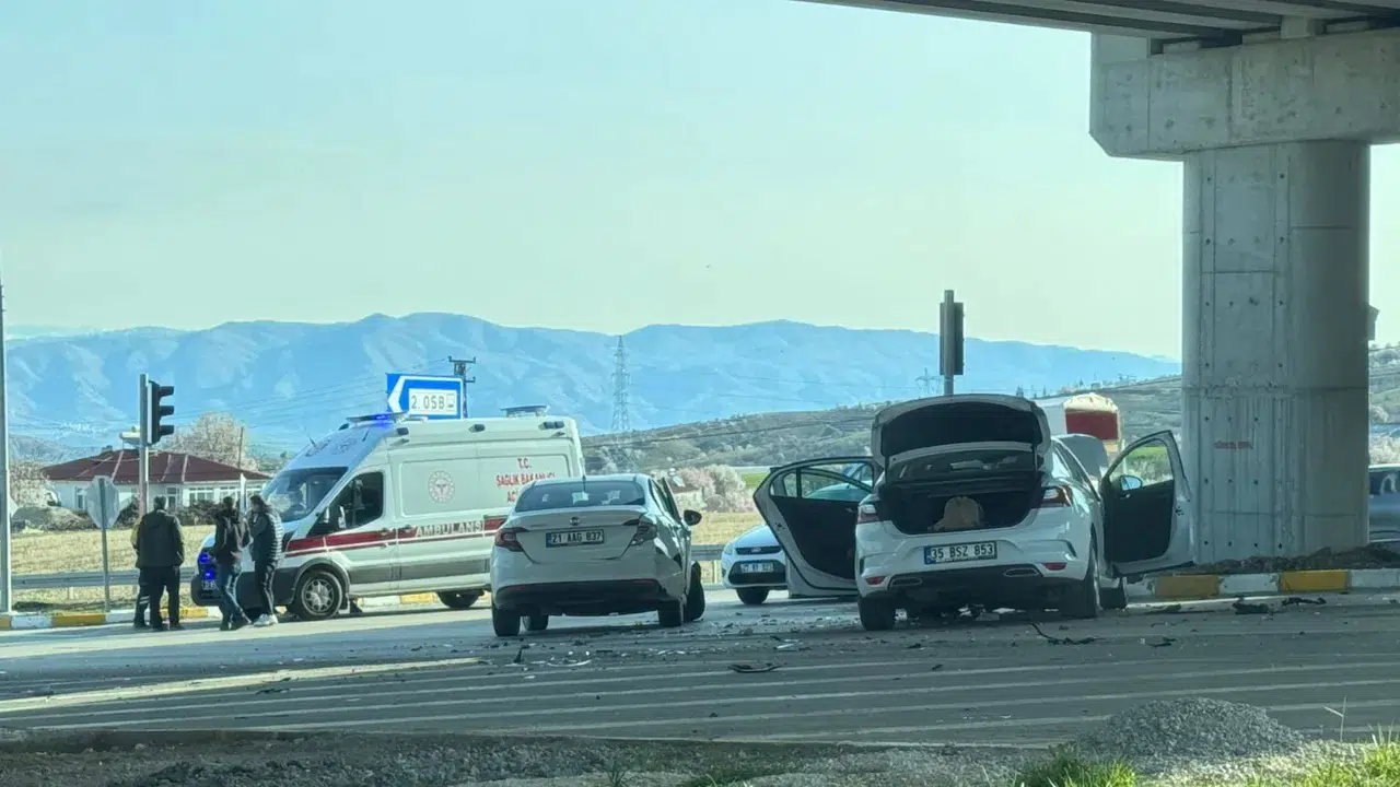 Elazığ’da iki otomobil çarpıştı : 6 yaralı