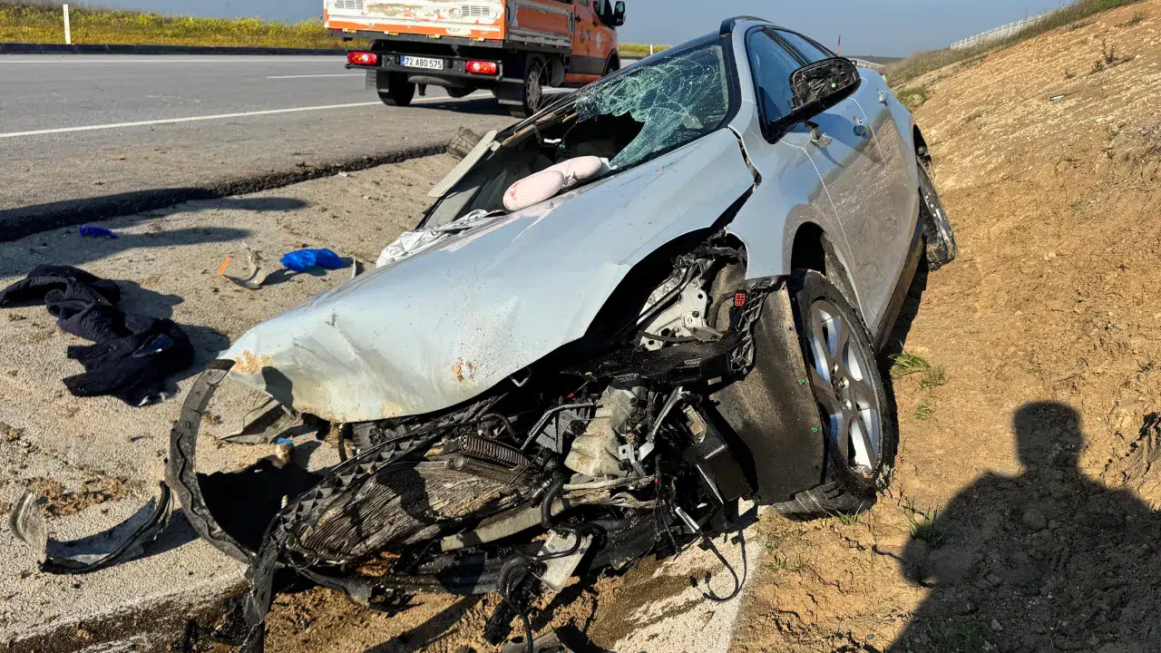 Edirne’de korkutan kaza : Kontrolden çıkan otomobil yoldan savruldu, 4 yaralı!