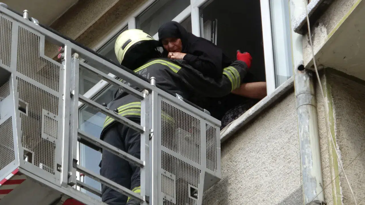 Konya’da yangın paniği : 5’i çocuk 8 kişi ekiplerce kurtarıldı