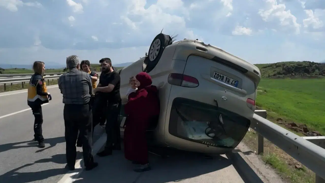 Gaziantep'te minibüs takla attı : Yolcular yara almadan kurtuldu