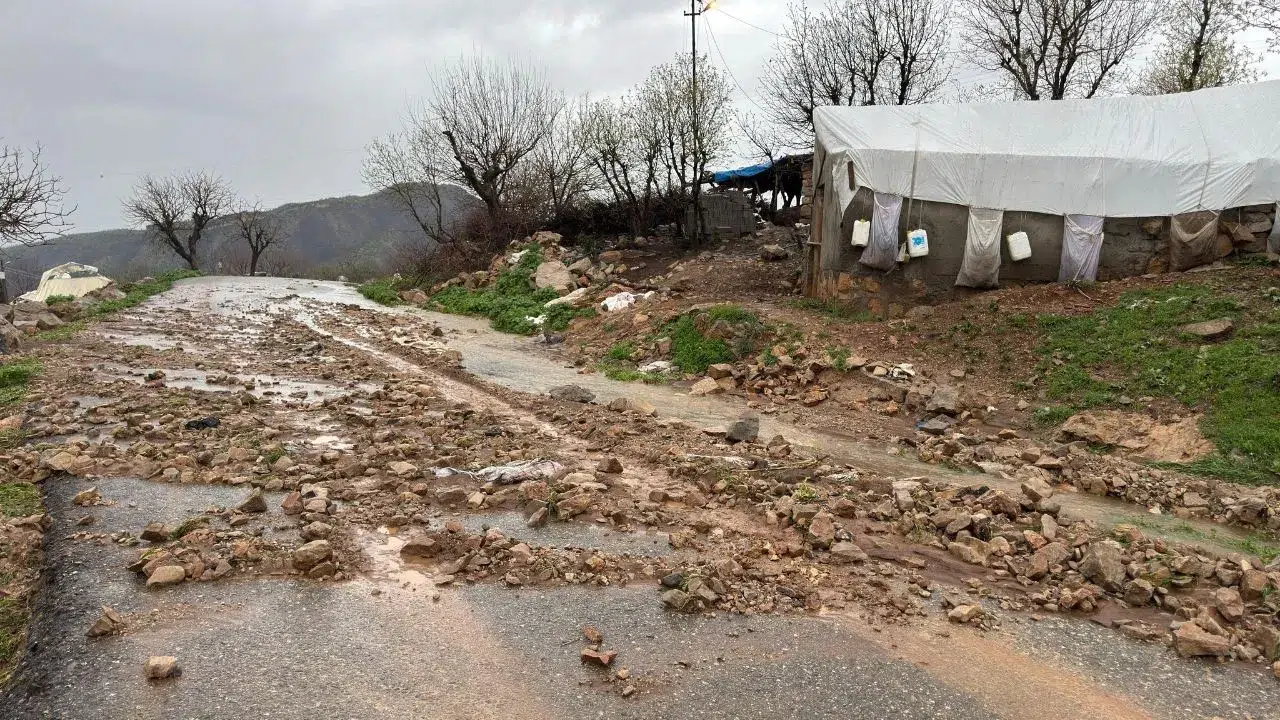 Şırnak'ta sel felaketi : Köy yolu kapandı , öğretmenler mahsur kaldı