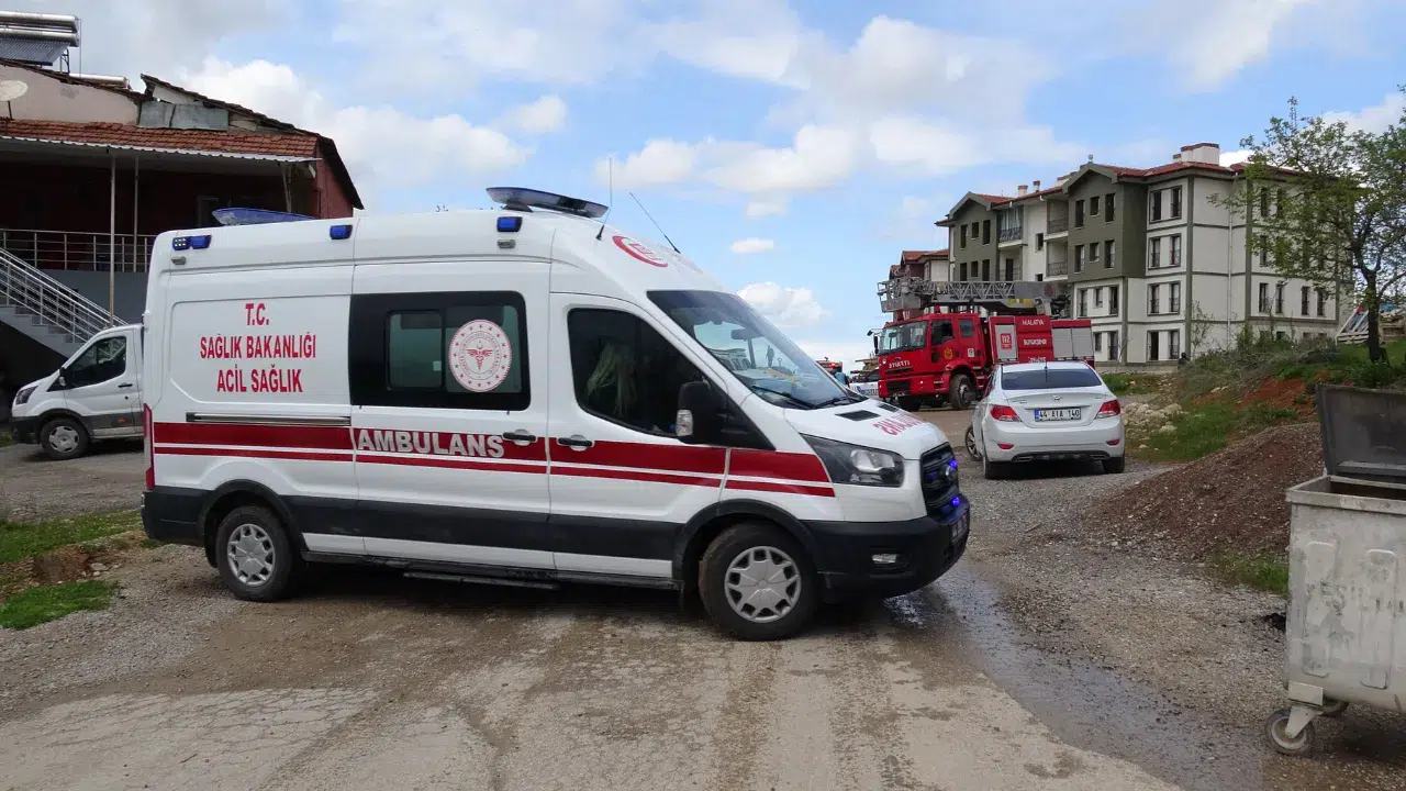 Malatya'da ev yangını : 3 kişi dumandan etkilendi