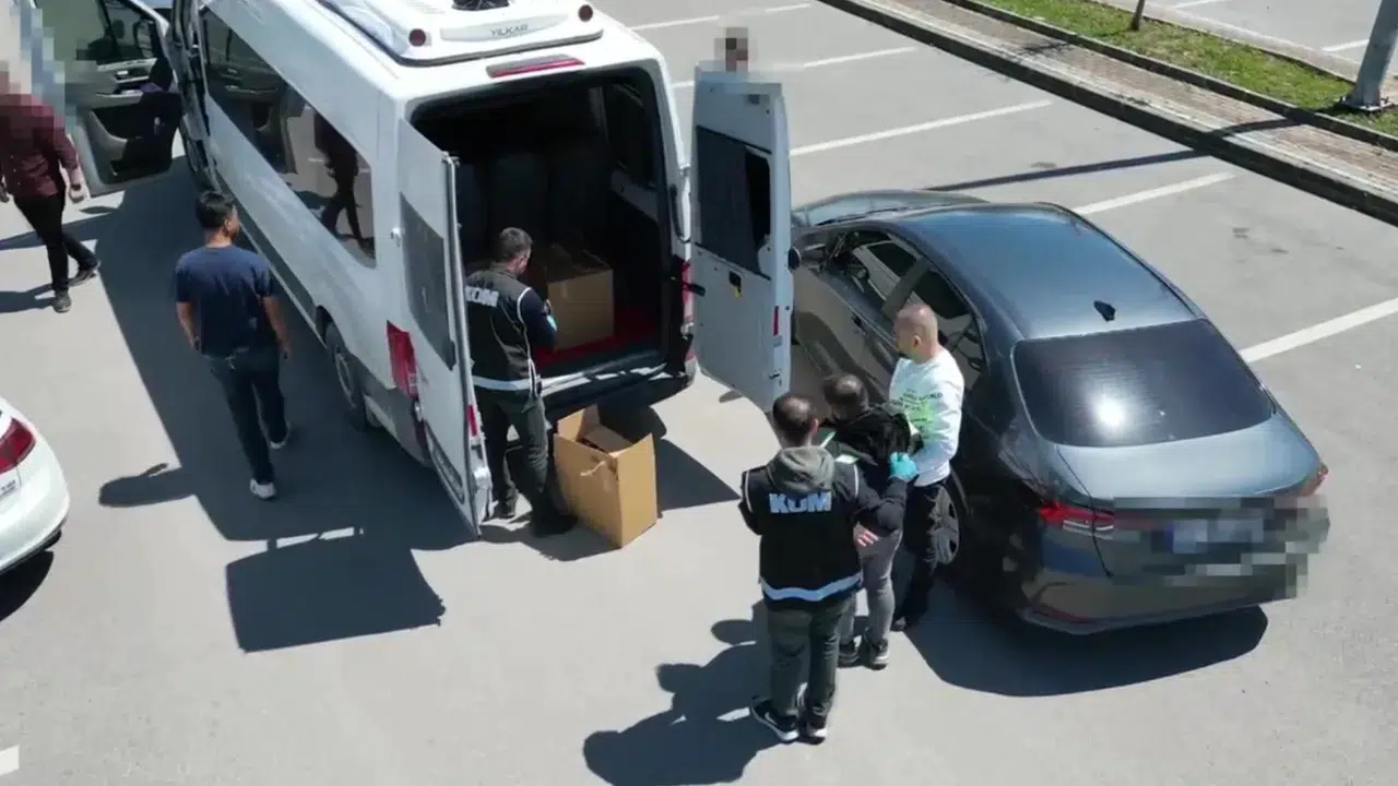 Kocaeli TEM Otoyolu'nda silah operasyonu : Araçta 60 tabanca ele geçirildi