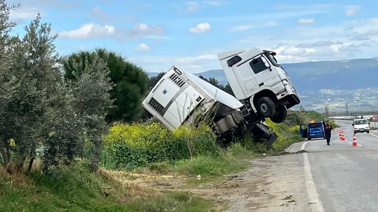 Denizli-Manisa kara yolunda tır bağa girerek şaha kalktı
