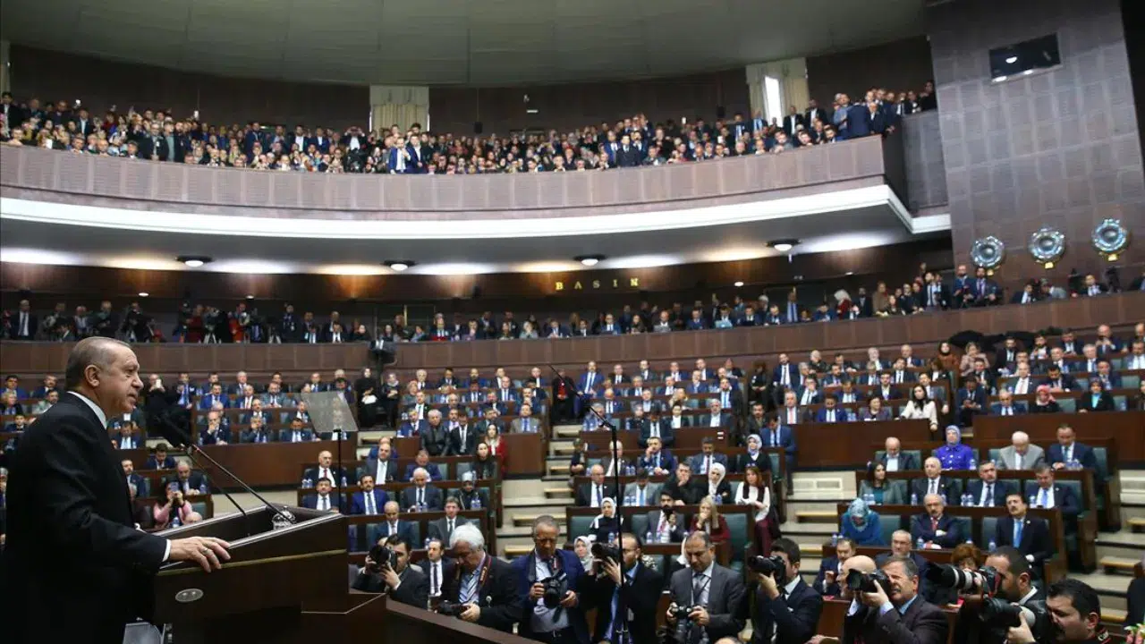 AK Parti’ye 4 yeni belediye başkanı katılıyor : Grup toplantısında rozetleri takılacak