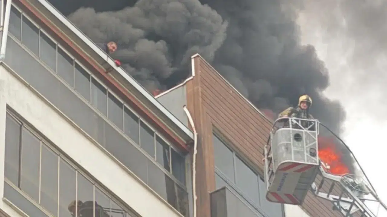 8 katlı binada yangın çıktı : Can pazarında 2 işçi kurtarıldı