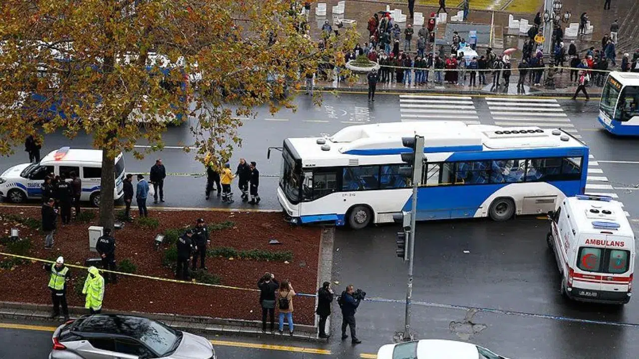 Diyarbakır'da öğrenci servisi ve belediye otobüsü çarpıştı : 3 yaralı