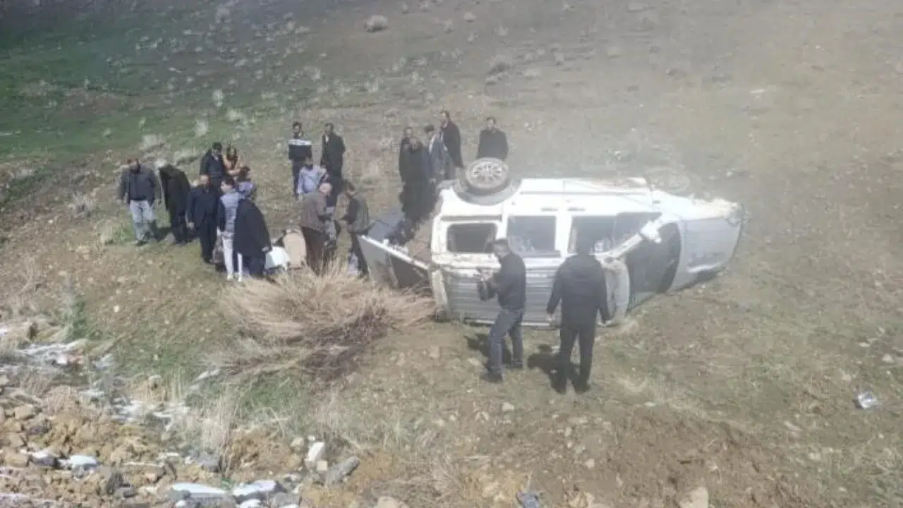 Van'da kamyonet şarampole yuvarlandı : 4 kişi yaralandı