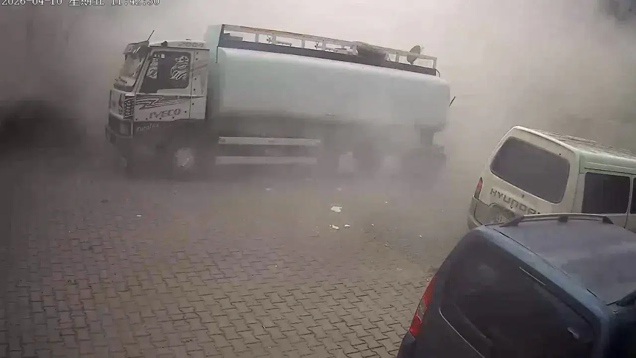 Avcılar'da yıkım sırasında bina çöktü : İş makinesi operatörü enkaz altında kalmaktan son anda kurtuldu