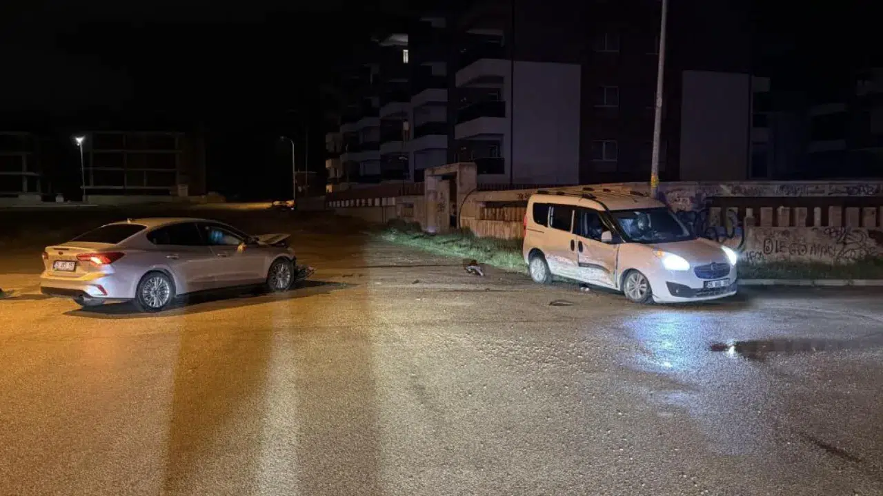 Eskişehir'de alkollü sürücü ile 15 yaşındaki çocuğun kullandığı araç çarpıştı : 117 bin lira ceza yazıldı