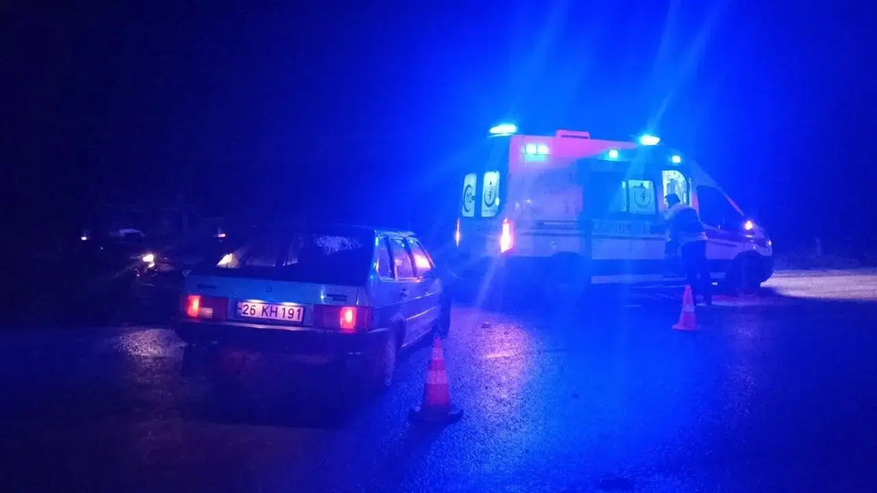Bilecik'te trafik kazası : Kavşakta otomobil ve kamyonet çarpıştı , 3 yaralı