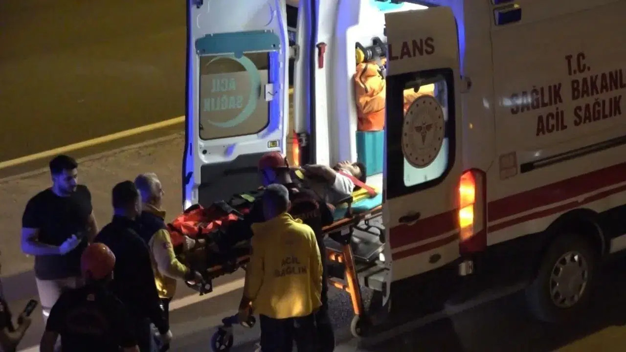 Kahramanmaraş'ta kontrolden çıkan otomobil aydınlatma direğine çarptı : 1'i ağır 3 kişi yaralandı