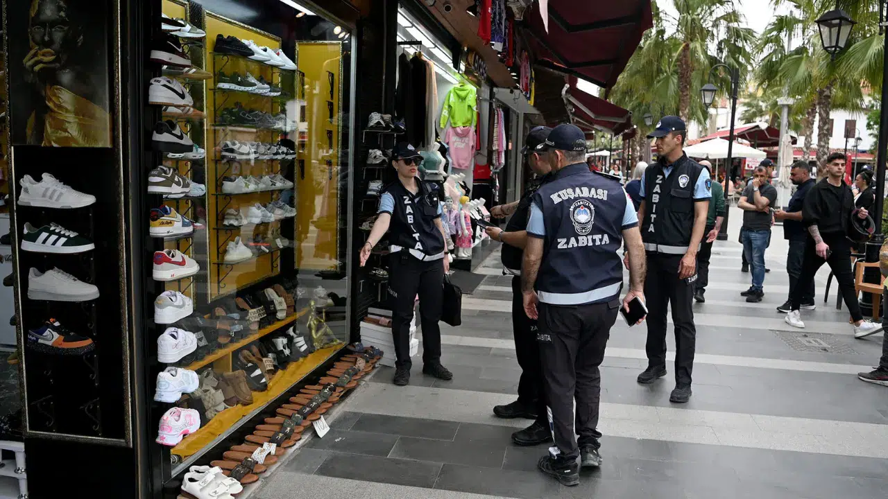 Kuşadası’nda sıfır işgaliye denetimi : Turistik çarşılarda kaldırım operasyonu