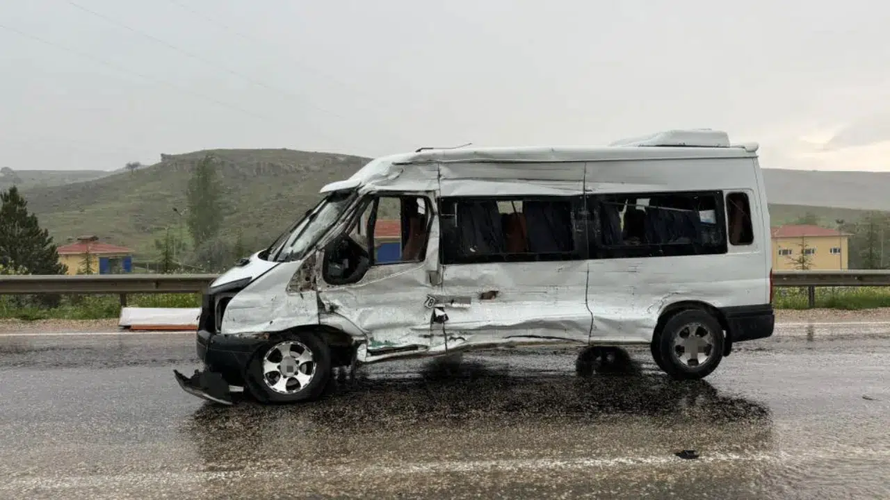 Ankara'da karşı şeride geçen tır, minibüse çarptı : 11 yaralı