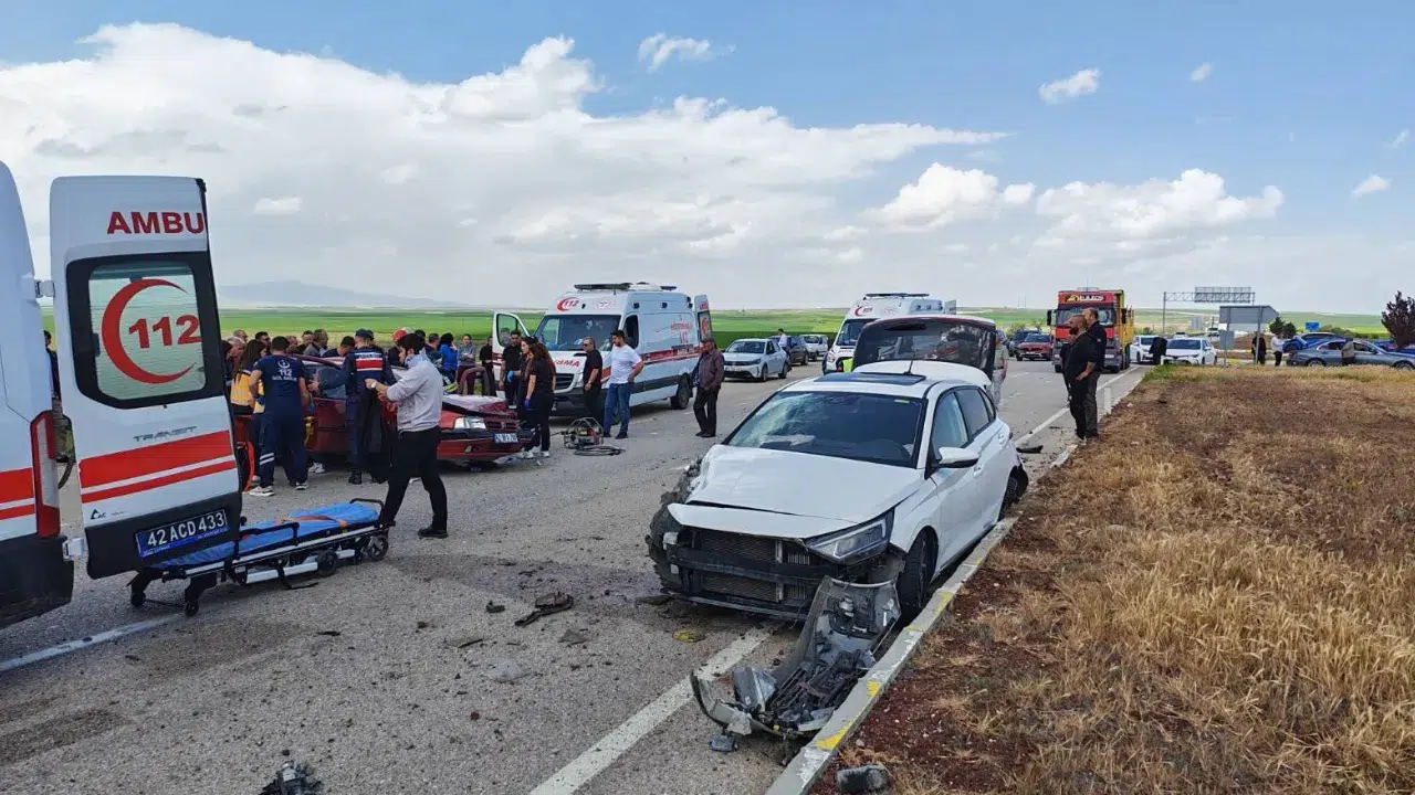Konya'da iki otomobil çarpıştı, 5 kişi yaralandı
