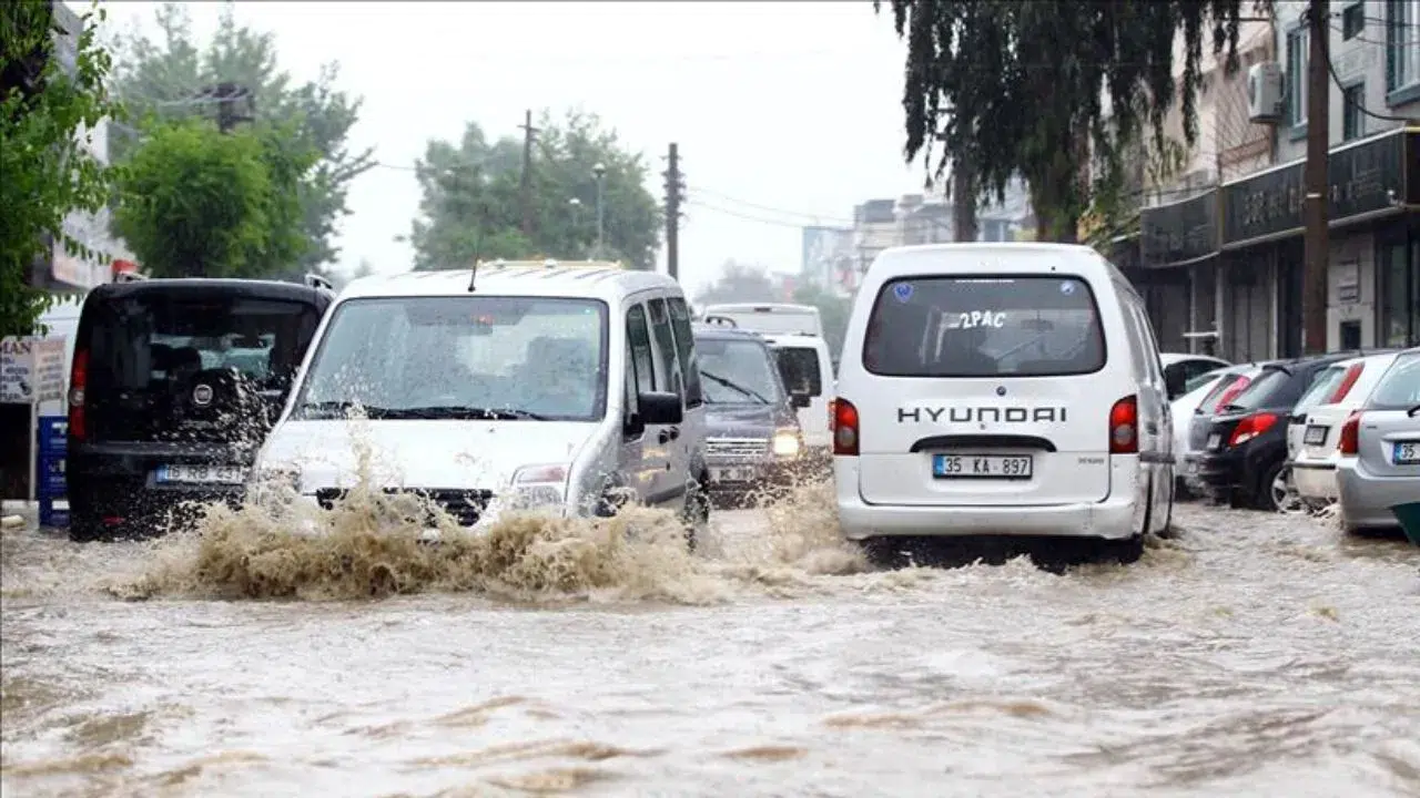 Bolu’da sağanak ve dolu yağışı hayatı durdurdu : Alt geçit ve yollar göle döndü