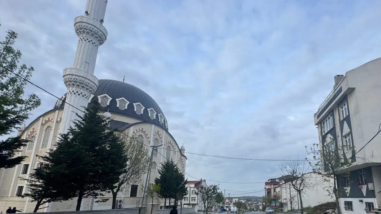 Arnavutköy'de rüzgar nedeniyle minare sallandı : 2 bina tahliye edildi